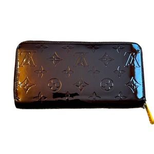 SOLD. Authentic LV Vernis Zip Around